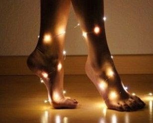 Use velas, luzinhas pisca-pisca e até lanternas para criar efeitos de luz mágicos. Não tenha medo de explorar sombras e reflexos.