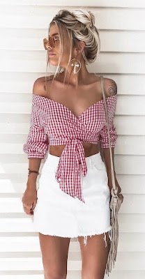 A primeira regra para arrasar no estilo cropped é encontrar a peça que mais combina com o seu gosto e corpo. Existem inúmeras opções, desde os mais justinhos até os mais soltinhos, com mangas, alças ou até mesmo ombro a ombro. Escolha aquele que te faz sentir confiante e confortável.