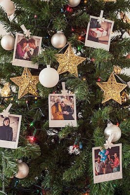 Uma árvore de Natal pode ser mais do que um pinheiro decorado; pode ser um registro visual de memórias! Pendure fotos, bilhetes e pequenos objetos que representem momentos especiais do ano. É uma maneira única de relembrar os bons momentos enquanto celebra o presente.