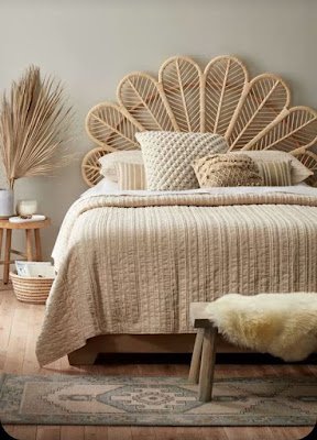 A natureza estará sempre presente. Materiais como madeira, pedra e cerâmica serão usados em abundância. Móveis de rattan e juta trarão um toque boêmio e relaxante aos espaços.