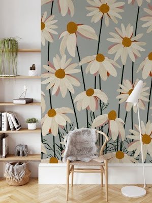 Que tal levar a beleza das flores para as suas paredes? Aposte em papéis de parede florais ou até mesmo em pinturas delicadas que imitam a beleza dos campos floridos. É um convite constante para celebrar a primavera, independente da estação lá fora!
