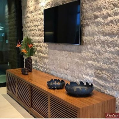 Além das cores, as texturas também podem trazer a natureza para dentro de casa. Invista em revestimentos que imitam pedras, madeira ou até mesmo bambu. Com isso, você cria um ambiente mais acolhedor e com aquela pegada rústica que a gente ama!