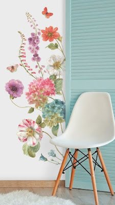 Que tal levar a beleza das flores para as suas paredes? Aposte em papéis de parede florais ou até mesmo em pinturas delicadas que imitam a beleza dos campos floridos. É um convite constante para celebrar a primavera, independente da estação lá fora!