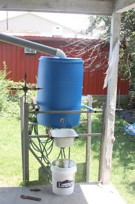 Sistema de Captação de Água da Chuva:  Instale um sistema simples para captar a água da chuva e armazená-la. Essa água pode ser utilizada para regar o jardim nos períodos mais secos, promovendo a sustentabilidade.