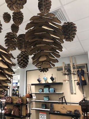 Que tal envolver a família toda nesse projeto DIY (faça você mesmo)? É uma ótima maneira de unir todos num espírito natalino sustentável. Vocês podem criar juntos enfeites, guirlandas e até embalagens de presentes personalizadas. O Natal será mais especial e cheio de significado.