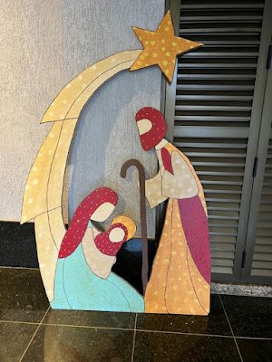 Que tal envolver a família toda nesse projeto DIY (faça você mesmo)? É uma ótima maneira de unir todos num espírito natalino sustentável. Vocês podem criar juntos enfeites, guirlandas e até embalagens de presentes personalizadas. O Natal será mais especial e cheio de significado.