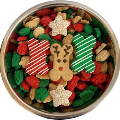 A comida é uma parte essencial de qualquer festa, e nossos pets não podem ficar de fora! Prepare petiscos deliciosos e seguros para eles. Biscoitos em formato de árvore de Natal ou estrela são uma escolha divertida. Ah, e se seu pet não for muito fã de novidades gastronômicas, sempre há a opção clássica: petiscos favoritos em formato festivo.