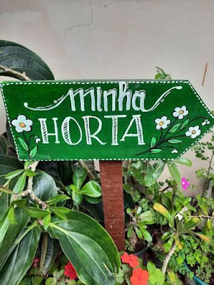 Sua horta urbana pode ser um show de estilo! Adicione plaquinhas fofas com o nome das plantinhas, pinte seus vasos com cores vibrantes e até mesmo pendure luzinhas para criar um clima mágico à noite. Sua horta, suas regras!