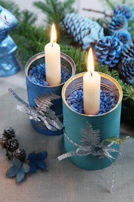 Sabe aquelas latas de conserva que você sempre joga fora? Elas podem ser a chave para iluminar o seu Natal! Pinte as latas com cores vibrantes, faça desenhos natalinos (papai noel, renas, árvores de Natal) e, em seguida, coloque velinhas ou luzinhas de LED dentro. A luz suave criará um ambiente mágico na sua casa.