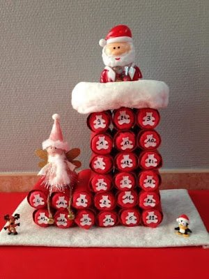 Esqueça os calendários tradicionais! Pegue várias latas pequenas, pinte-as de vermelho, verde e branco, e enfeite com fitas e adesivos natalinos. Coloque pequenos presentinhos ou mensagens especiais dentro de cada lata e organize-as em forma de árvore ou guirlanda. A cada dia, abra uma lata e sinta a magia do Natal se espalhar.