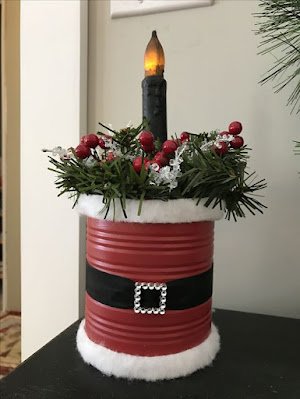 Sabe aquelas latas de conserva que você sempre joga fora? Elas podem ser a chave para iluminar o seu Natal! Pinte as latas com cores vibrantes, faça desenhos natalinos (papai noel, renas, árvores de Natal) e, em seguida, coloque velinhas ou luzinhas de LED dentro. A luz suave criará um ambiente mágico na sua casa.