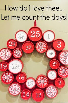 Esqueça os calendários tradicionais! Pegue várias latas pequenas, pinte-as de vermelho, verde e branco, e enfeite com fitas e adesivos natalinos. Coloque pequenos presentinhos ou mensagens especiais dentro de cada lata e organize-as em forma de árvore ou guirlanda. A cada dia, abra uma lata e sinta a magia do Natal se espalhar.