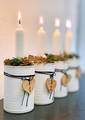 Sabe aquelas latas de conserva que você sempre joga fora? Elas podem ser a chave para iluminar o seu Natal! Pinte as latas com cores vibrantes, faça desenhos natalinos (papai noel, renas, árvores de Natal) e, em seguida, coloque velinhas ou luzinhas de LED dentro. A luz suave criará um ambiente mágico na sua casa.