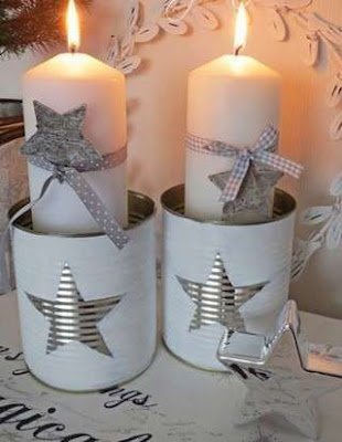 Sabe aquelas latas de conserva que você sempre joga fora? Elas podem ser a chave para iluminar o seu Natal! Pinte as latas com cores vibrantes, faça desenhos natalinos (papai noel, renas, árvores de Natal) e, em seguida, coloque velinhas ou luzinhas de LED dentro. A luz suave criará um ambiente mágico na sua casa.