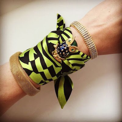 Transformar seu look com echarpes e lenços é como adicionar um toque mágico e instantâneo de estilo ao seu dia a dia. Esses pequenos acessórios têm o poder de elevar qualquer conjunto, proporcionando uma versatilidade que vai além da mera estética. Seja amarrado de maneira descontraída em torno do pescoço para um toque boêmio, elegantemente jogado sobre os ombros para um ar sofisticado, ou até mesmo como um cinto inusitado para um visual mais ousado, as possibilidades são infinitas. Além de sua função decorativa, as echarpes e lenços são aliados perfeitos para expressar sua personalidade e seguir as tendências da moda. Com uma gama infinita de cores, padrões e texturas, esses acessórios não apenas mantêm você aquecida, mas também garantem que seu estilo seja uma narrativa visual única. Transforme-se a cada dia, adicionando esse toque especial que só as echarpes e lenços podem proporcionar.