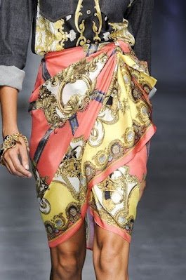 Transformar seu look com echarpes e lenços é como adicionar um toque mágico e instantâneo de estilo ao seu dia a dia. Esses pequenos acessórios têm o poder de elevar qualquer conjunto, proporcionando uma versatilidade que vai além da mera estética. Seja amarrado de maneira descontraída em torno do pescoço para um toque boêmio, elegantemente jogado sobre os ombros para um ar sofisticado, ou até mesmo como um cinto inusitado para um visual mais ousado, as possibilidades são infinitas. Além de sua função decorativa, as echarpes e lenços são aliados perfeitos para expressar sua personalidade e seguir as tendências da moda. Com uma gama infinita de cores, padrões e texturas, esses acessórios não apenas mantêm você aquecida, mas também garantem que seu estilo seja uma narrativa visual única. Transforme-se a cada dia, adicionando esse toque especial que só as echarpes e lenços podem proporcionar.