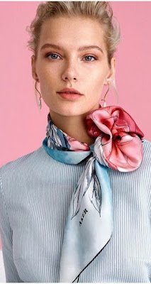 Transformar seu look com echarpes e lenços é como adicionar um toque mágico e instantâneo de estilo ao seu dia a dia. Esses pequenos acessórios têm o poder de elevar qualquer conjunto, proporcionando uma versatilidade que vai além da mera estética. Seja amarrado de maneira descontraída em torno do pescoço para um toque boêmio, elegantemente jogado sobre os ombros para um ar sofisticado, ou até mesmo como um cinto inusitado para um visual mais ousado, as possibilidades são infinitas. Além de sua função decorativa, as echarpes e lenços são aliados perfeitos para expressar sua personalidade e seguir as tendências da moda. Com uma gama infinita de cores, padrões e texturas, esses acessórios não apenas mantêm você aquecida, mas também garantem que seu estilo seja uma narrativa visual única. Transforme-se a cada dia, adicionando esse toque especial que só as echarpes e lenços podem proporcionar.