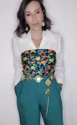 Transformar seu look com echarpes e lenços é como adicionar um toque mágico e instantâneo de estilo ao seu dia a dia. Esses pequenos acessórios têm o poder de elevar qualquer conjunto, proporcionando uma versatilidade que vai além da mera estética. Seja amarrado de maneira descontraída em torno do pescoço para um toque boêmio, elegantemente jogado sobre os ombros para um ar sofisticado, ou até mesmo como um cinto inusitado para um visual mais ousado, as possibilidades são infinitas. Além de sua função decorativa, as echarpes e lenços são aliados perfeitos para expressar sua personalidade e seguir as tendências da moda. Com uma gama infinita de cores, padrões e texturas, esses acessórios não apenas mantêm você aquecida, mas também garantem que seu estilo seja uma narrativa visual única. Transforme-se a cada dia, adicionando esse toque especial que só as echarpes e lenços podem proporcionar.