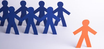 O preconceito contra pessoas introvertidas é um problema real, e é hora de jogá-lo fora como uma roupa velha! Muitas vezes, essas pessoas são rotuladas como "antissociais" ou "desinteressantes". É importante entender que introvertidos têm habilidades e qualidades valiosas, como empatia, criatividade e pensamento profundo.