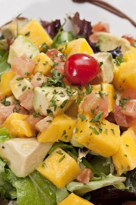 Nada de resistir às tentações; a chave é o equilíbrio! Encha seu prato com uma dose generosa de cores vibrantes de legumes e, claro, um espaço para aquele peru suculento. Dessa forma, você se delicia com sabor e nutrientes sem se perder na terra do excesso.