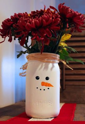 Seguindo a vibe sustentável, que tal aproveitar materiais que iriam para o lixo de forma inteligente? Garrafas de vidro se tornam luminárias encantadoras, potes de vidro viram potes de lembrancinhas recheados de gostosuras. É reciclando que a gente festeja, meu povo!