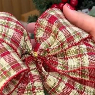 Vamos falar da decoração? Bora usar o que a gente tem em casa! Aquela toalha de mesa antiga pode se transformar em bandeirinhas coloridas, os restos de tecido viram laços maravilhosos. A ideia é deixar tudo lindo sem gastar muito e, de quebra, dar uma mãozinha para o planeta.