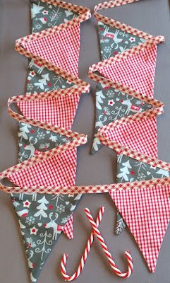 Vamos falar da decoração? Bora usar o que a gente tem em casa! Aquela toalha de mesa antiga pode se transformar em bandeirinhas coloridas, os restos de tecido viram laços maravilhosos. A ideia é deixar tudo lindo sem gastar muito e, de quebra, dar uma mãozinha para o planeta.