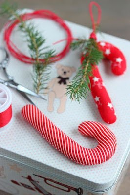 Vamos falar da decoração? Bora usar o que a gente tem em casa! Aquela toalha de mesa antiga pode se transformar em bandeirinhas coloridas, os restos de tecido viram laços maravilhosos. A ideia é deixar tudo lindo sem gastar muito e, de quebra, dar uma mãozinha para o planeta.