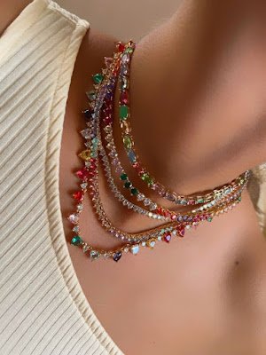 Combine colares de diferentes comprimentos e estilos para criar um visual único. Misture correntes, pérolas e pedras coloridas para um efeito irresistível.