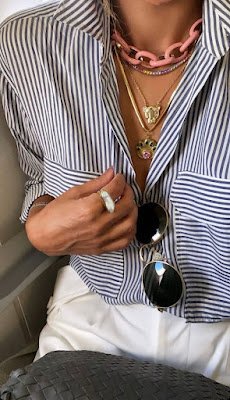 Quem disse que estampas e colares coloridos não combinam? Aposte nessa dupla poderosa para um look cheio de personalidade. Flores, listras, bolinhas – tudo vale!