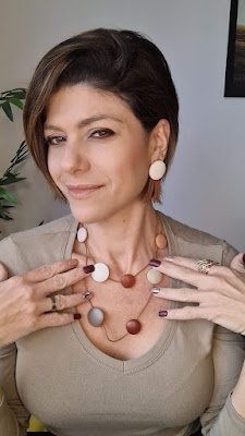 Misture e combine cores que refletem sua personalidade. Que tal um mix de tons vibrantes para um look ousado ou tons pastéis para uma vibe mais suave?