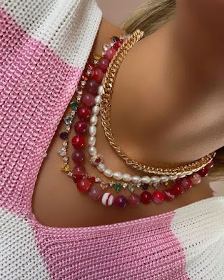 Combine colares de diferentes comprimentos e estilos para criar um visual único. Misture correntes, pérolas e pedras coloridas para um efeito irresistível.