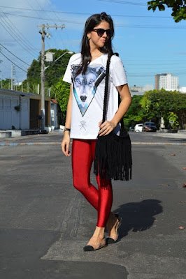 Se você não quer abrir mão do conforto, a legging é a melhor amiga. Opte por tecidos leves e fresquinhos para não passar calor. Combine com uma camisetinha básica e pronto, você está pronta para enfrentar o dia com muito estilo. 💁‍♀️