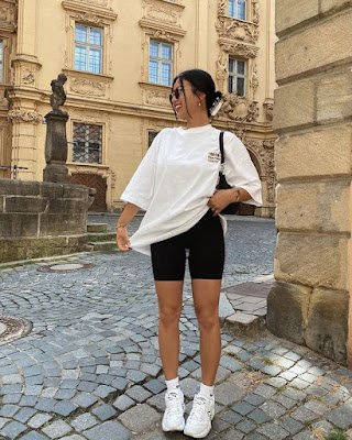 Quer algo mais prático? Invista em shorts estilosos! Dos básicos aos mais elaborados, é só escolher o seu e desfilar por aí com as pernocas de fora. Combine com uma blusinha leve e arrase no look despojado. 👯‍♀️