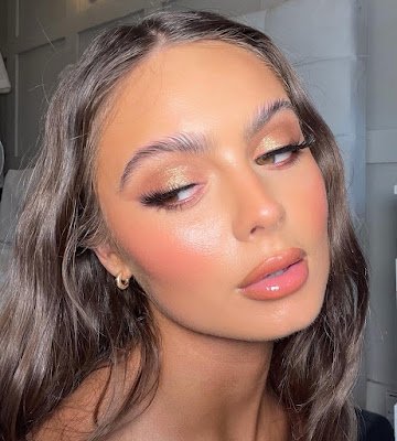 A naturalidade está com tudo! Abandone os contornos pesados e aposte em uma make mais leve e fresh. A ideia é realçar sua beleza natural. Um visual mais "acordei assim" é a chave para o sucesso.