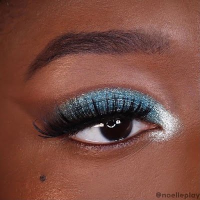 Esqueça os tons básicos, amiga! 2024 é o ano das cores vibrantes e ousadas. Aposte em sombras e batons que são verdadeiros arco-íris para iluminar seus looks. Quanto mais cor, melhor!