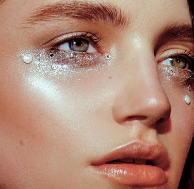 Brilhe como uma estrela! Adicione glitter e brilho em todos os lugares possíveis. Sua make não estará completa sem um toque de glamour. Se joga no glow e arrase!