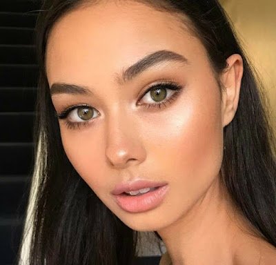 A naturalidade está com tudo! Abandone os contornos pesados e aposte em uma make mais leve e fresh. A ideia é realçar sua beleza natural. Um visual mais "acordei assim" é a chave para o sucesso.