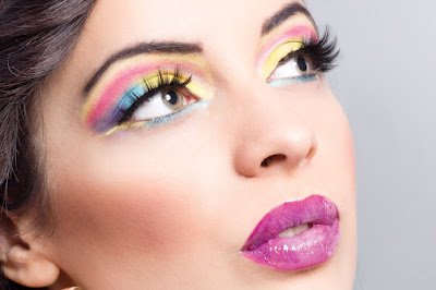 Esqueça os tons básicos, amiga! 2024 é o ano das cores vibrantes e ousadas. Aposte em sombras e batons que são verdadeiros arco-íris para iluminar seus looks. Quanto mais cor, melhor!