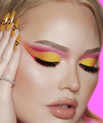 Esqueça os tons básicos, amiga! 2024 é o ano das cores vibrantes e ousadas. Aposte em sombras e batons que são verdadeiros arco-íris para iluminar seus looks. Quanto mais cor, melhor!