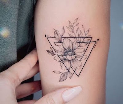 Mas não pense que a ousadia ficou de fora! A tatuagem feminina também está abraçando o lado audacioso com designs geométricos, linhas finas e até mesmo elementos cósmicos. É a chance de mostrar que delicadeza e ousadia podem coexistir na mesma obra de arte na pele.