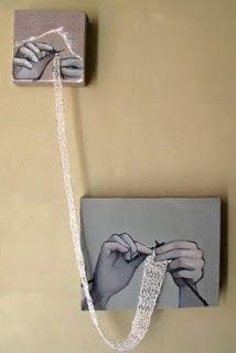 Hoje vamos falar sobre uma tendência que está bombando no mundo da decoração: a arte de criar quadros únicos e originais utilizando restos de coisas e objetos que você nem imaginava terem tanto potencial! 💫