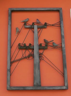 Hoje vamos falar sobre uma tendência que está bombando no mundo da decoração: a arte de criar quadros únicos e originais utilizando restos de coisas e objetos que você nem imaginava terem tanto potencial! 💫