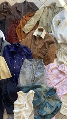 Explore brechós em busca de peças únicas e estilosas. Vintage está super em alta, e a pegada sustentável é irresistível! 🕰️🛍️