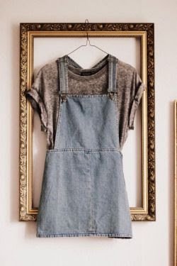 Explore brechós em busca de peças únicas e estilosas. Vintage está super em alta, e a pegada sustentável é irresistível! 🕰️🛍️