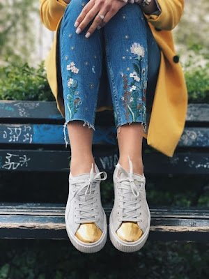 Pegue aquela calça jeans antiga e solte a criatividade! Bordados, patches, rasgos estratégicos... transforme em uma peça única e cheia de personalidade! 🎨👖