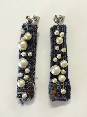 Todo mundo tem aquela peça jeans ou mesmo um pedaço da barra de uma calça ou saia sobrando ou, ainda qualquer outro resto de jeans. Então que tal transformar esses retalhos de jeans em lindas bijuterias para transformar nossos looks do dia a dia.