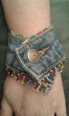 Todo mundo tem aquela peça jeans ou mesmo um pedaço da barra de uma calça ou saia sobrando ou, ainda qualquer outro resto de jeans. Então que tal transformar esses retalhos de jeans em lindas bijuterias para transformar nossos looks do dia a dia.