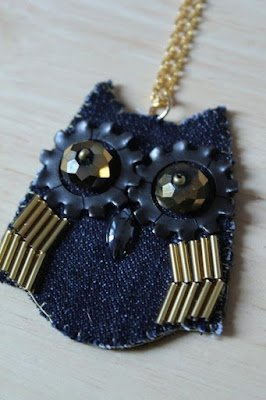 Todo mundo tem aquela peça jeans ou mesmo um pedaço da barra de uma calça ou saia sobrando ou, ainda qualquer outro resto de jeans. Então que tal transformar esses retalhos de jeans em lindas bijuterias para transformar nossos looks do dia a dia.