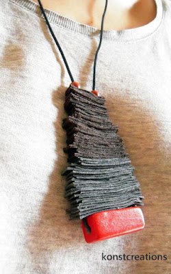 Todo mundo tem aquela peça jeans ou mesmo um pedaço da barra de uma calça ou saia sobrando ou, ainda qualquer outro resto de jeans. Então que tal transformar esses retalhos de jeans em lindas bijuterias para transformar nossos looks do dia a dia.